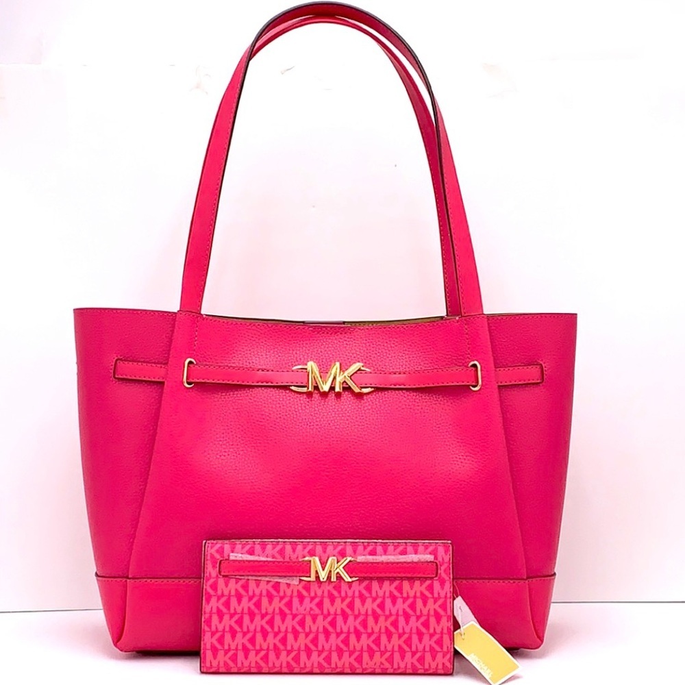 MICHAEL KORS
Reed Large Logo Belted Shoulder
Tote Bag & large wallet
Elec Pink